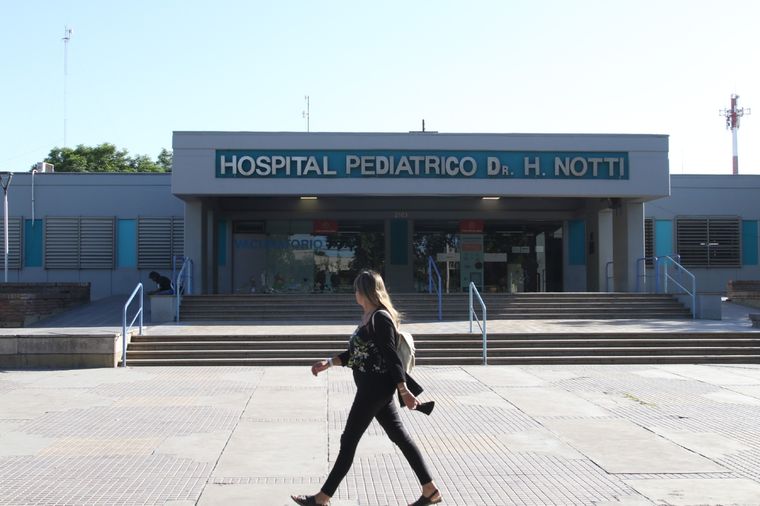 El nene al que le inyectaron clonazepam por error está internado en el hsopital Notti con bronquitis. El nene al que le inyectaron clonazepam por error está internado en el hsopital Notti con bronquitis.