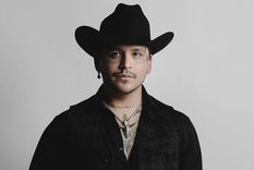 christian nodal cumple su sueno y abre un taller de tatuajes