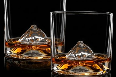 Familia de raíces británicas, los hermanos Cristian y Gabriel Williams producen un whisky andino en Mendoza. Familia de raíces británicas, los hermanos Cristian y Gabriel Williams producen un whisky andino en Mendoza.
