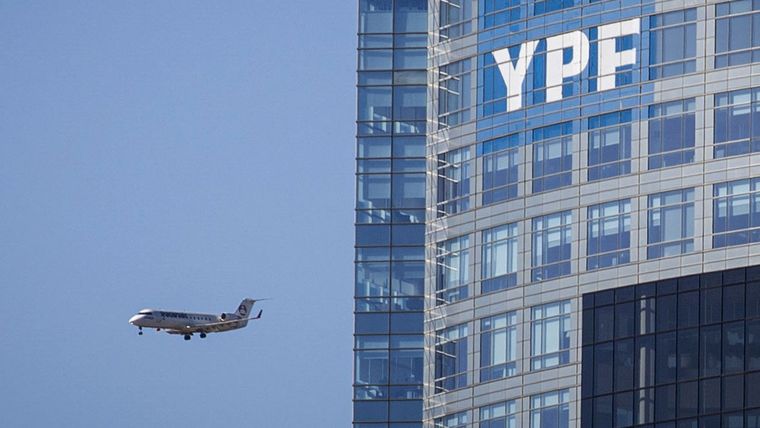 La decisión irlandesa constituye la primera resolución en el marco de estos intentos de ejecución internacional de YPF, dijo la Procuración del Tesoro.