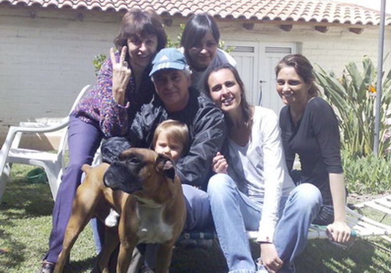 El ex ministro rodeado por su esposa Nora, Elina, Eva, Emilia, Mateo y el perro Fausto, esta tarde en su casa.