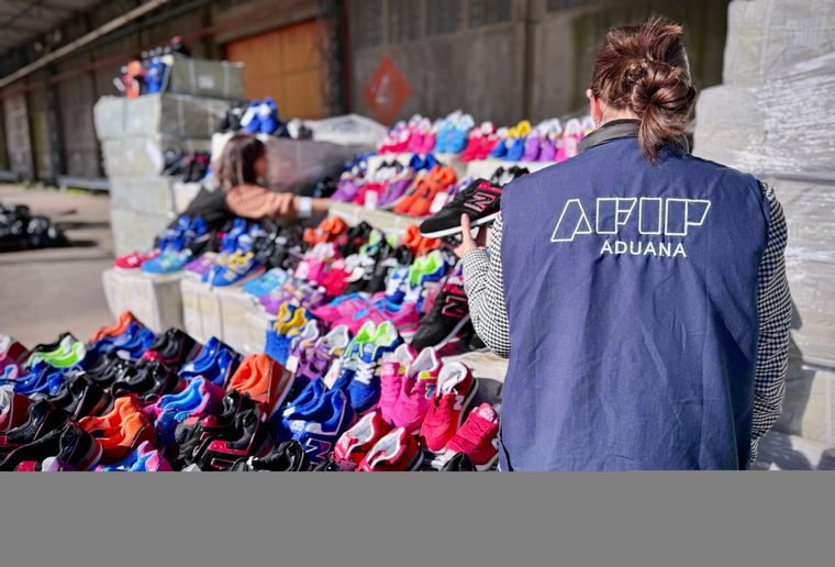 La Aduana y la AFIP donarán las zapatillas incautadas Foto: Prensa Aduana