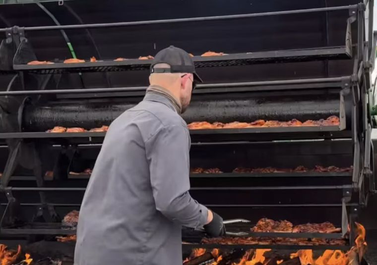 La cosechadora convertida en parrilla se volvió viral en TikTok.