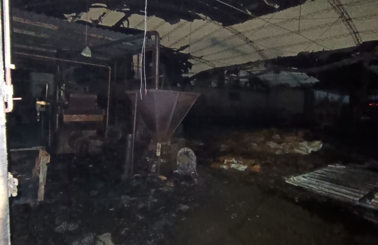 El incendio se originó en un galpón de la fábrica. El incendio se originó en un galpón de la fábrica.