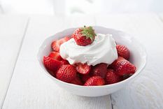 Receta de frutillas con crema casera, fresca y perfecta para sorprender en cualquier ocasión.