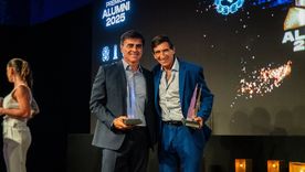 La divertida broma de Costas a Gustavo Quinteros tras compartir el premio Alumni.