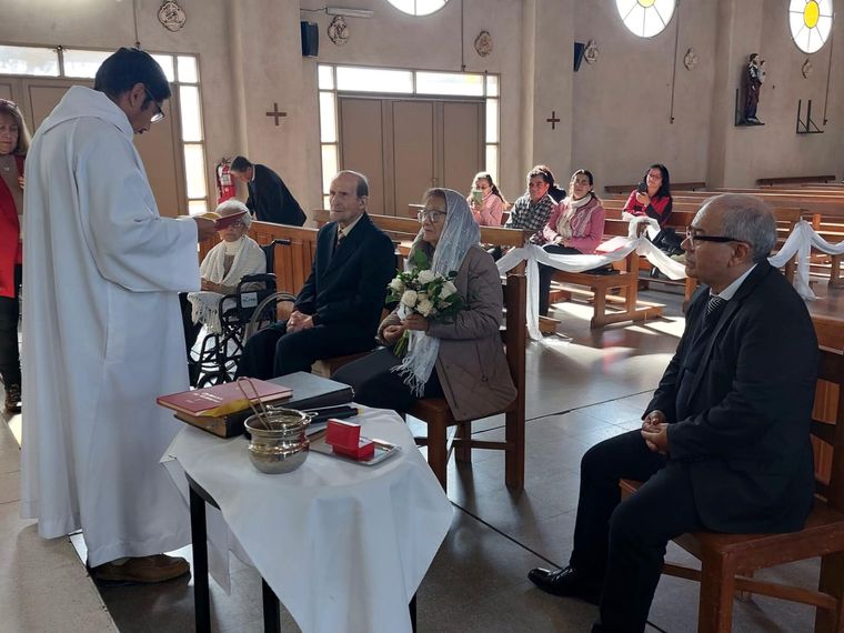 El hijo de Luisa fue el padrino de la boda, y la madrina, su amiga de toda la vida, de 91 años. Testigos de un amor que atravesó décadas. El hijo de Luisa fue el padrino de la boda, y la madrina, su amiga de toda la vida, de 91 años. Testigos de un amor que atravesó décadas.