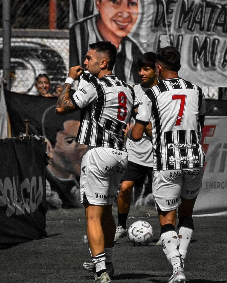 Beso al escudo y sentido de pertenencia. Amor eterno.