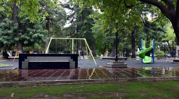 Viernes mayormente nublado en Mendoza, con máxima de 14°C, lluvias aisladas por la noche y nevadas en la cordillera.