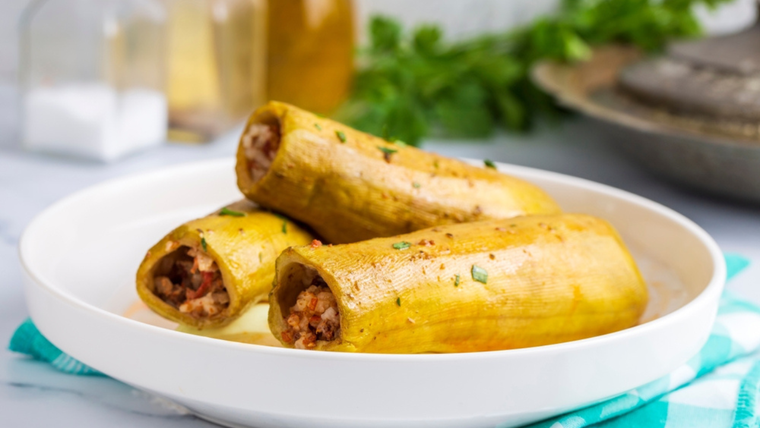 En muchos países mediterráneos, los zucchinis rellenos forman parte de una familia de platos llamada “dolma”, que incluye verduras ahuecadas y cocidas. En muchos países mediterráneos, los zucchinis rellenos forman parte de una familia de platos llamada “dolma”, que incluye verduras ahuecadas y cocidas.