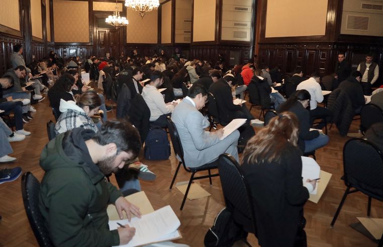 Según dio a conocer el Gobierno, ninguno de los médicos que se presentó a repetir el examen logró revalidar la nota que había obtenido en el primer intento. Según dio a conocer el Gobierno, ninguno de los médicos que se presentó a repetir el examen logró revalidar la nota que había obtenido en el primer intento.