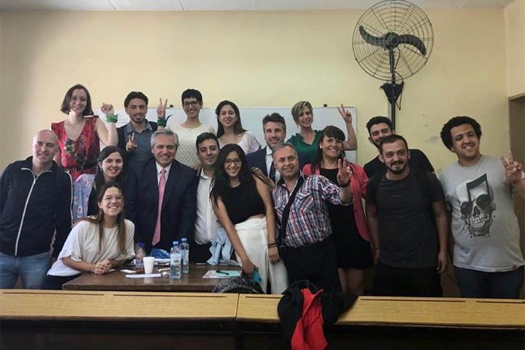 Fernández seguirá dando clases