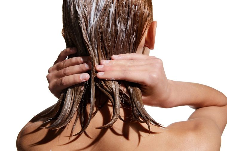 Así debes aplicarte el acondicionador de cabello. Foto: Shutterstock