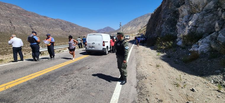 Luego del accidente en la Curva de Guido, Gendarmería se encarga del despeje de la zona y de la restitución del tránsito. Foto: Gendarmería