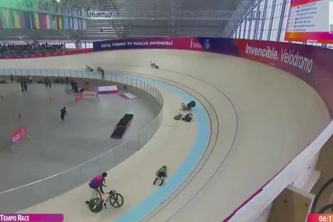 La brasileña Nicolle Wendy protagonizó una dura caída durante la prueba de tempo del ómnium en el Velódromo de Rafaela por los Juegos Suramericanos Santa Fe 2026.