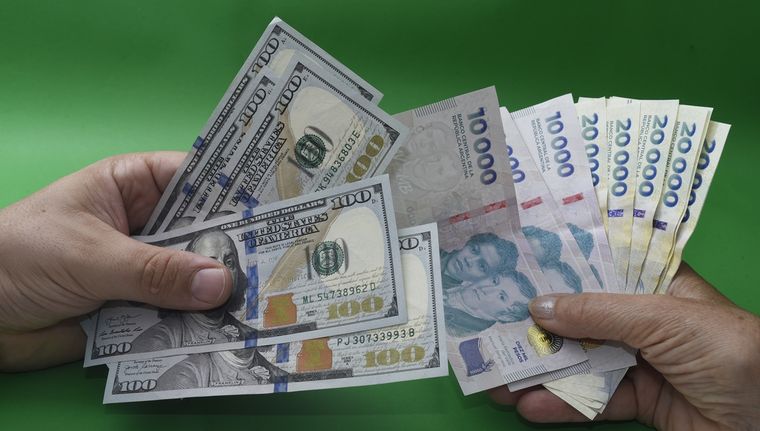 La cantidad de operaciones de venta de billetes creció en el undécimo mes del año, mientras que las de compra cayeron 24% respecto del mes anterior. Foto: Juan Mateo Aberastain Zubimendi / MDZ.