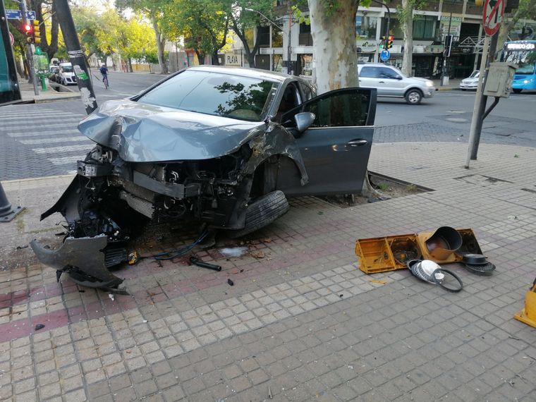 Así quedó el auto robado y estrellado por un playero borracho en Ciudad/ Gentileza