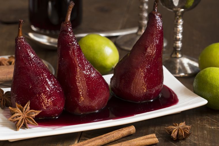 Peras al vino: receta perfecta para un postre sofisticado.