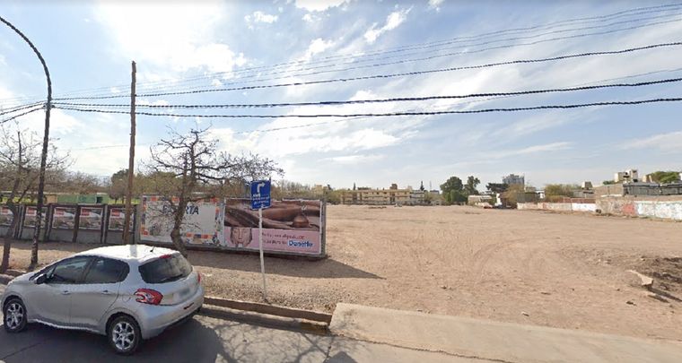 El terreno está ubicado sobre calle España de la Ciudad de Mendoza