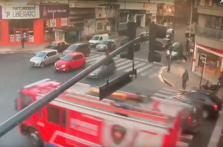 El momento exacto en que los vehículos están por chocar