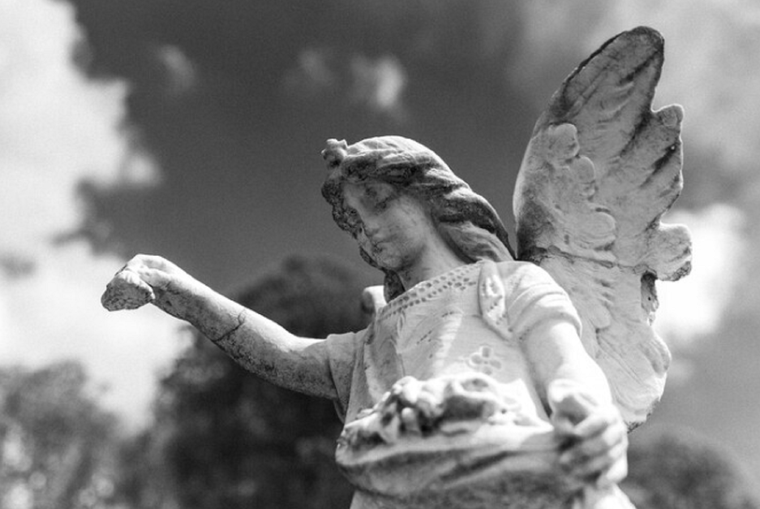 angel Llegan con luz celestial. Foto: Fuente: Freepik