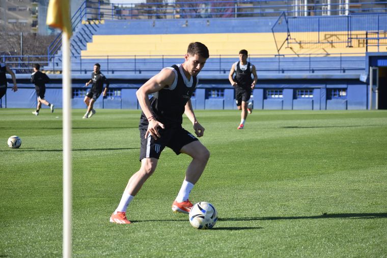 Ignacio Antonio, una de las figuras del Lobo, realiza ejercicios con pelota en una de las canchas de Casa Amarilla.&nbsp;