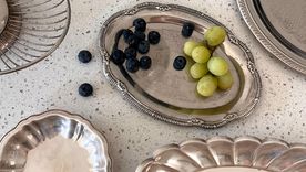 El uso y el diseño de las bandejas y fuentes de plata hacen al valor. y cotizan mejor las más antiguas y sin golpes. Foto: i.etsystatic.com El uso y el diseño de las bandejas y fuentes de plata hacen al valor. y cotizan mejor las más antiguas y sin golpes. Foto: i.etsystatic.com