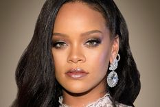 Rihanna modelo sus nuevos productos para mamás y futuras mamás.