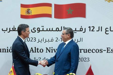El presidente del gobierno español, Pedro Sánchez, con su homólogo marroquí, Aziz Akhannouch, en 2023.