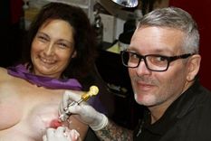 El tatuador que preside el Club de las Tetas Felices