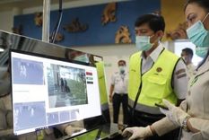En aeropuertos de Asia y EE.UU. hay controles para detectar pasajeros que puedan ser portadores del virus.