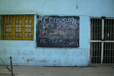 MDZol | La denuncia está escrita en un pizarrón del negocio.