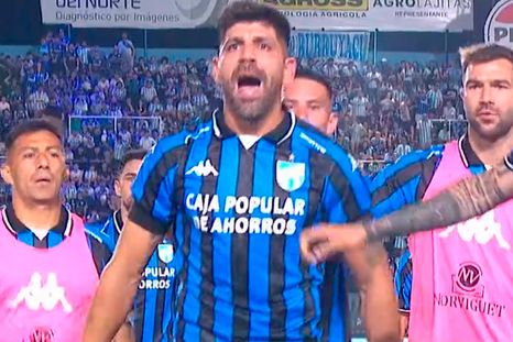 Leandro Díaz enloqueció con los hinchas de Atlético Tucumán. Leandro Díaz enloqueció con los hinchas de Atlético Tucumán.