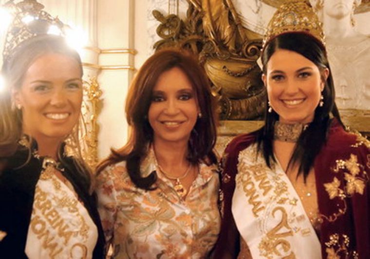 Cristina posó con la reina y virreina de la Vendimia. Foto: NA