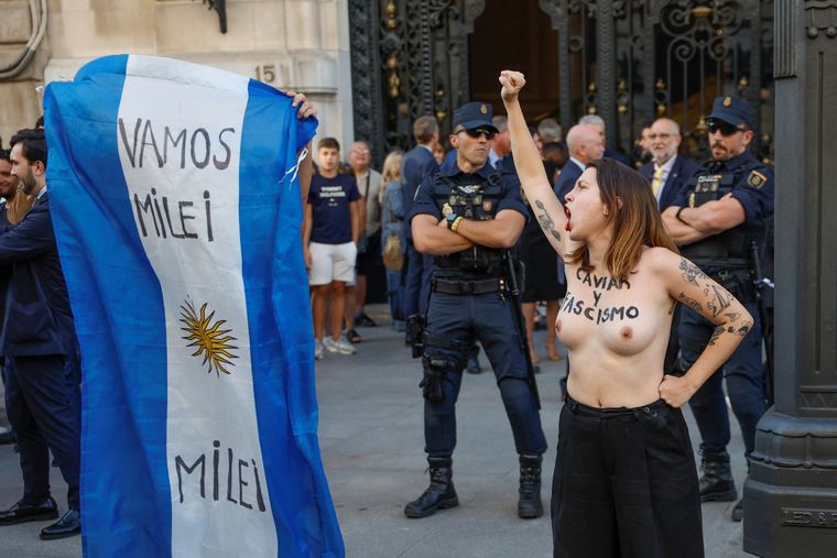 Tres activistas feministas protestan por la presencia de Javier Milei en Madrid Foto: Noticias Argentinas