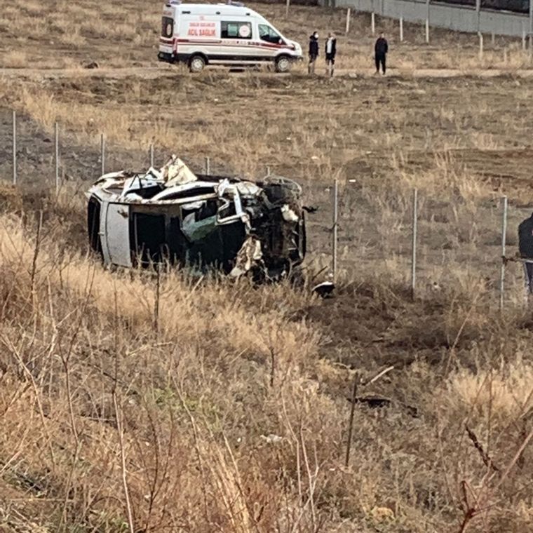 Así quedó el auto donde viajaba Ahmet Çalik. Foto: Redes Sociales