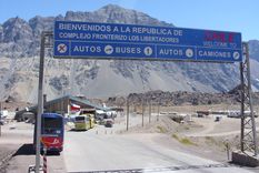 Previo a viajar a Chile, es necesario tener la validación de vacunas y una declaración jurada online e impresa. Foto: elmostrador.cl