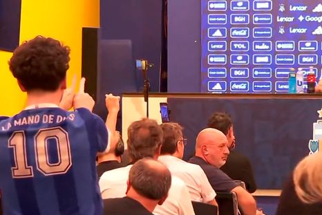 Scaloni vivió un bizarro momento en conferencia de prensa. Scaloni vivió un bizarro momento en conferencia de prensa.