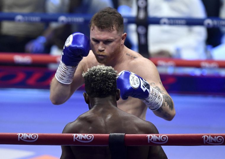 Canelo derrotó a Scull en Arabia y se consagró campeón indiscutido supermediano. Foto: EFE