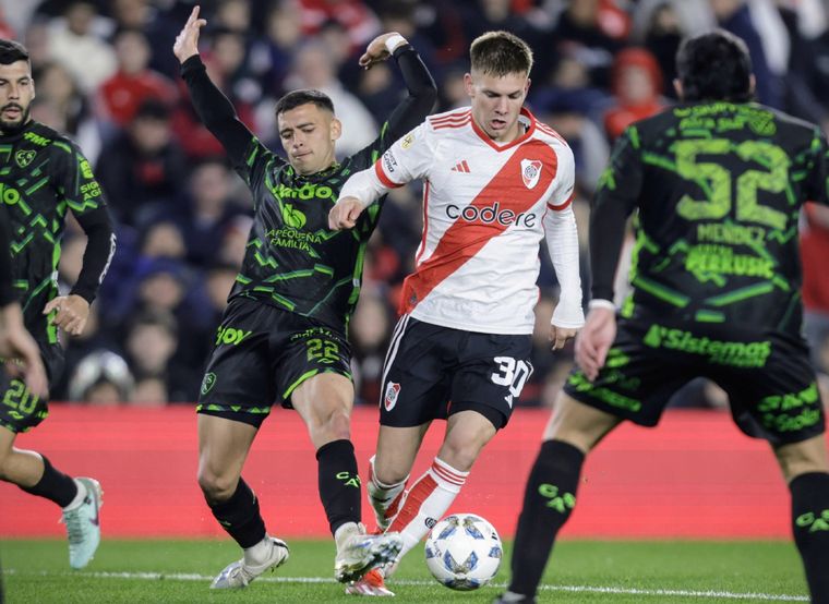Mastantuono encara a la defensa de Sarmiento, durante el último River-Sarmiento, que ganó el Millonario 1-0 y marcó la despedida de Demichelis del club de Núñez. Foto: Fotobaires