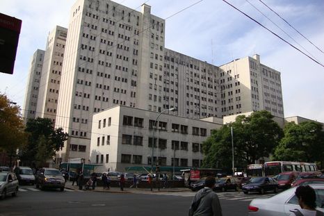 El Hospital de Clínicas José de San Martín se encuentra ubicado en la avenida Córdoba 2351, en el barrio porteño de Recoleta. El Hospital de Clínicas José de San Martín se encuentra ubicado en la avenida Córdoba 2351, en el barrio porteño de Recoleta.