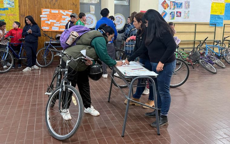 Durante la entrega de bicicletas los alumnos se mostraron emocionados. Durante la entrega de bicicletas los alumnos se mostraron emocionados.