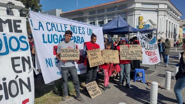 Emmanuel hace once años que vive en la calle. Lava autos en el centro de San Martín y no le alcanza para pagar un alquiler. Foto: Gentileza
