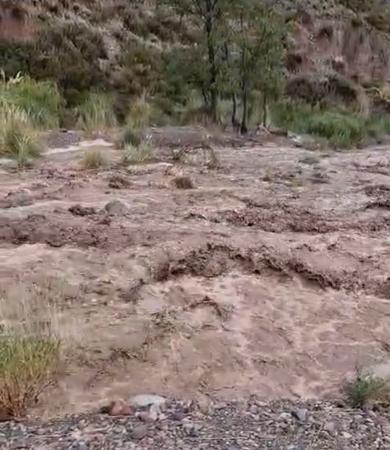 Las lluvias generaron creciente en la montaña.
