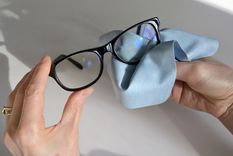 Con este truco de limpieza los lentes quedarán como nuevos Foto: Shutterstock