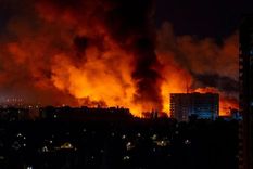 Los ataques con drones desencadenan incendios en zonas residenciales. Los ataques con drones desencadenan incendios en zonas residenciales.