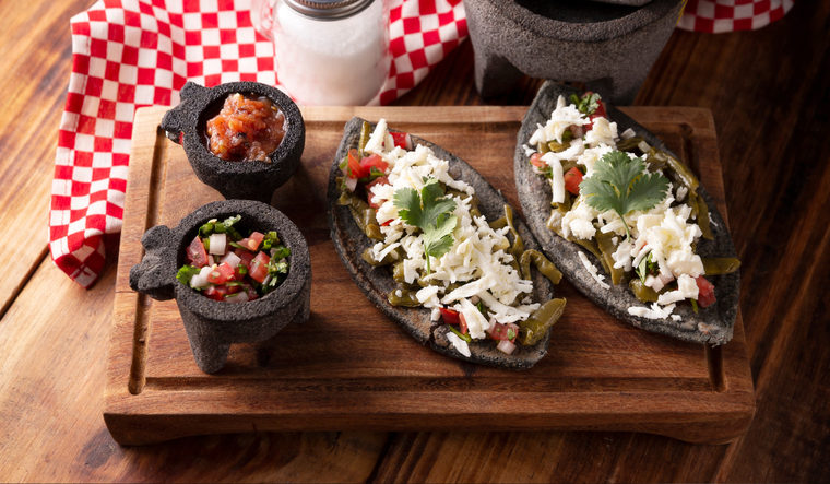 Aunque la receta más común usa frijoles, existen variantes con alberjón, requesón o habas, demostrando la enorme diversidad y creatividad de la gastronomía tradicional mexicana.