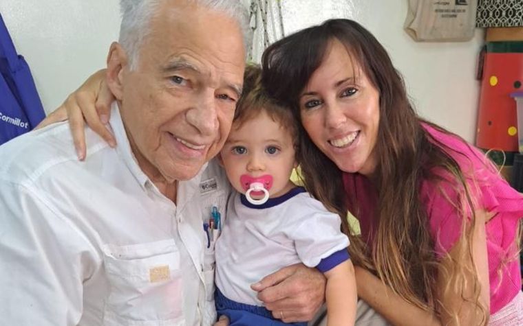 Familia feliz Cormillot y Pasquini se emocionaron en el primer día de jardín de su hijo.