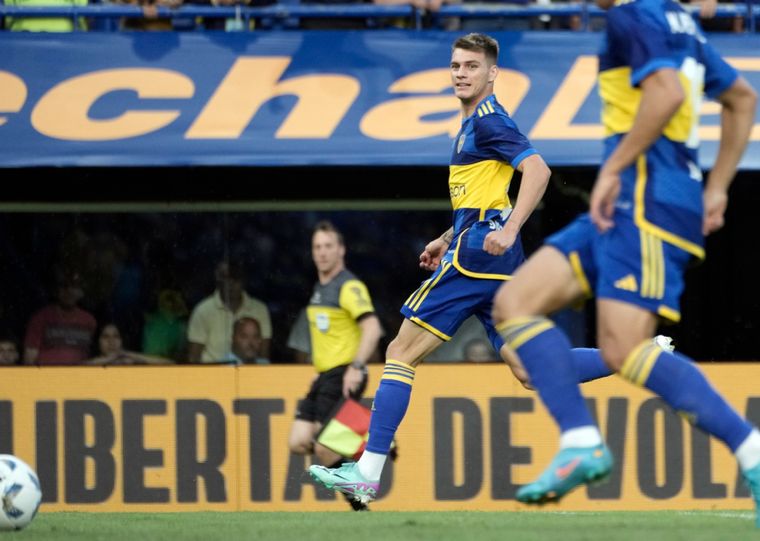 Zenón y Merentiel en la jugada más comentada. Foto: @BocaJrsOficial