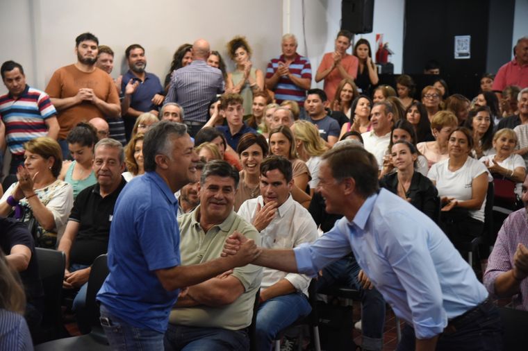 Contigo a la distancia. El saludo entre Cornejo y Suarez, con algo de espacio en el medio. Foto: Gentileza